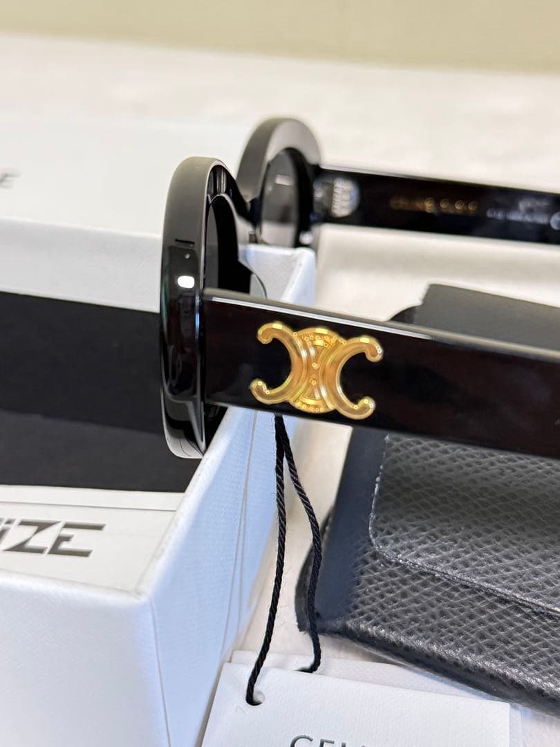 CELINE ブラックサングラス ゴールドロゴ付き