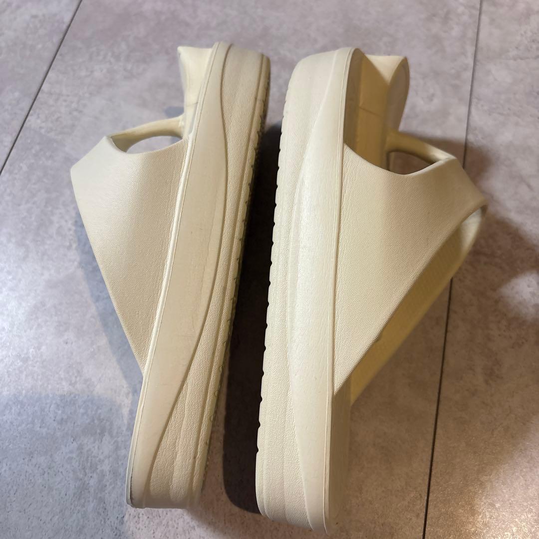 RACBAKI アイボリー トングサンダル