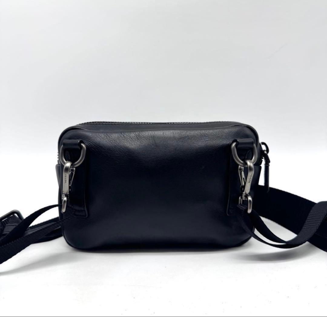 【未使用に近い】プラダ ショルダーバッグ レザー 黒