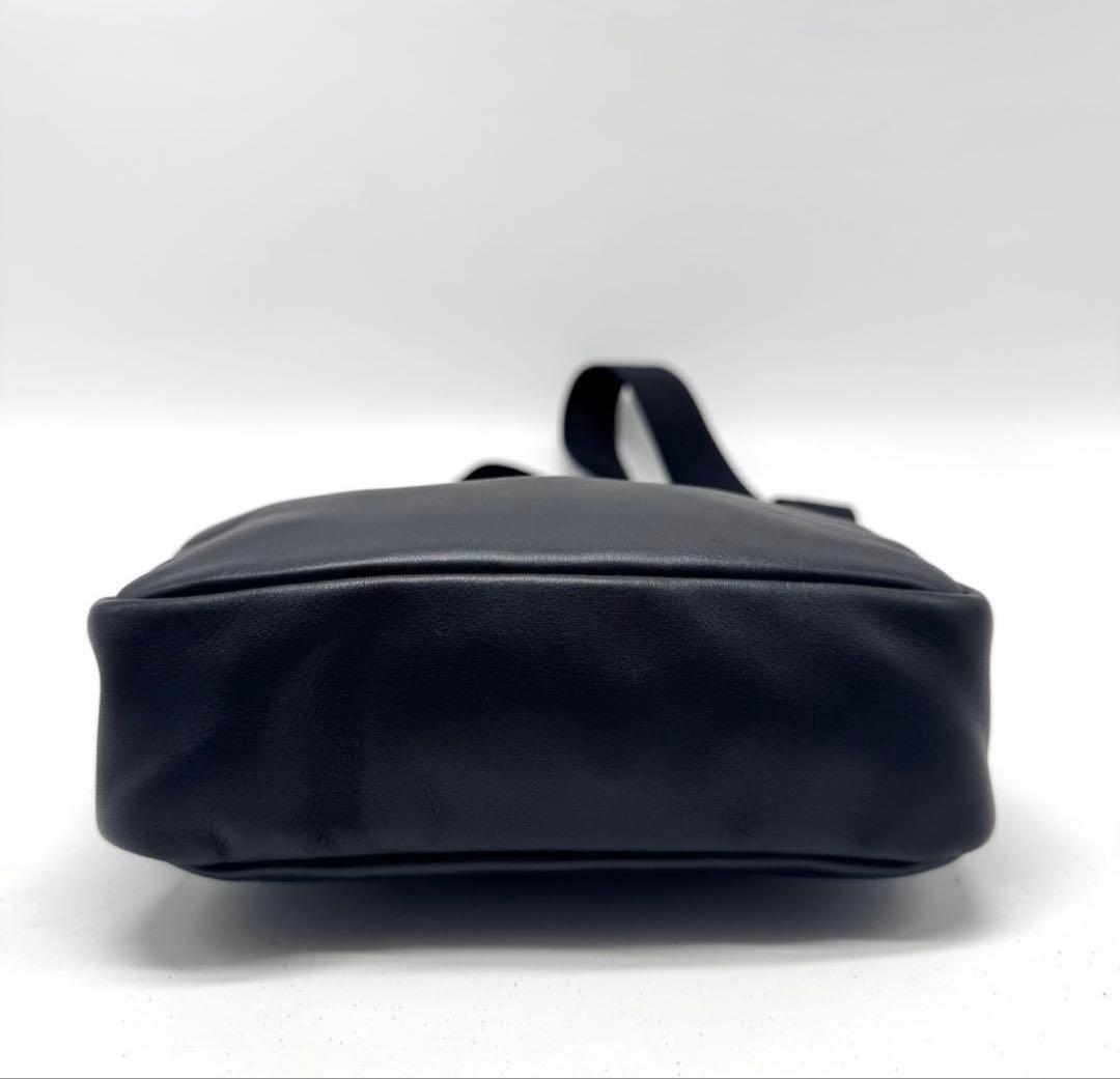 【未使用に近い】プラダ ショルダーバッグ レザー 黒