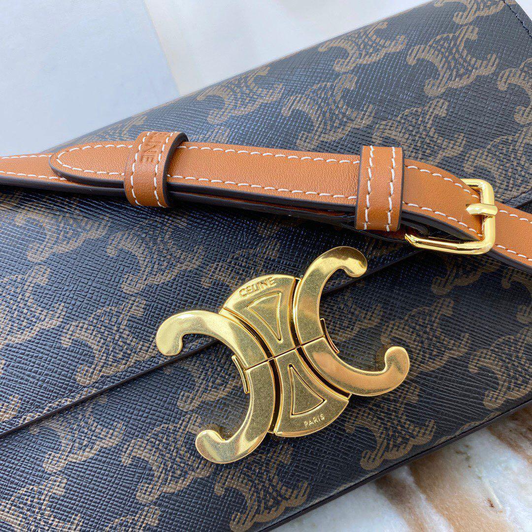 ダークブラウンのレザーショルダーバッグ、ゴールド金具付き。