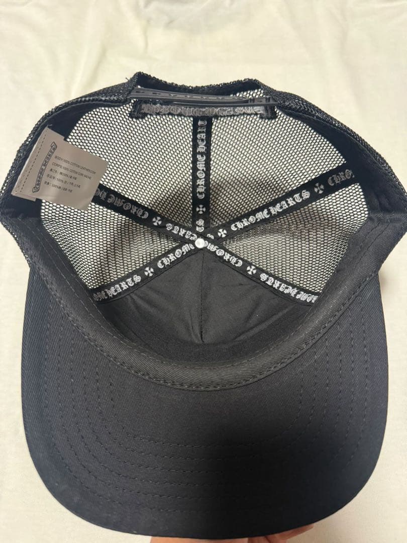 黒の刺繍ロゴトラッカーキャップ