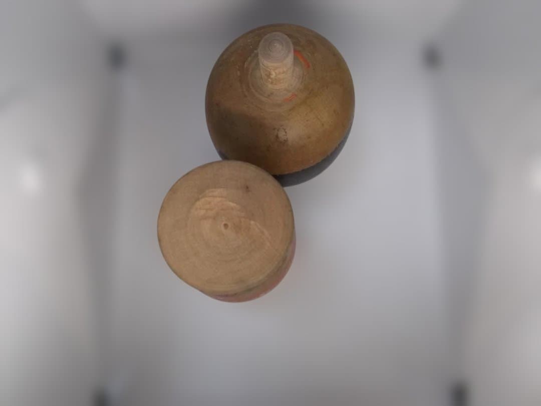 赤い花柄の木製こけし人形