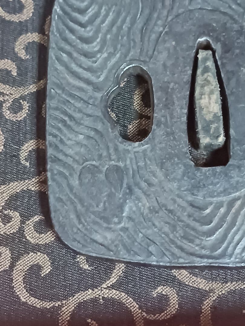 鍔　刀鍔　四角鍔　梅山水　鉄地　木箱付き