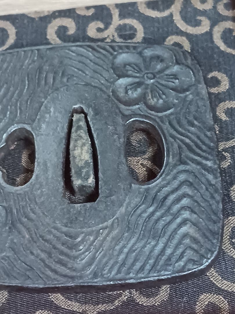 鍔　刀鍔　四角鍔　梅山水　鉄地　木箱付き