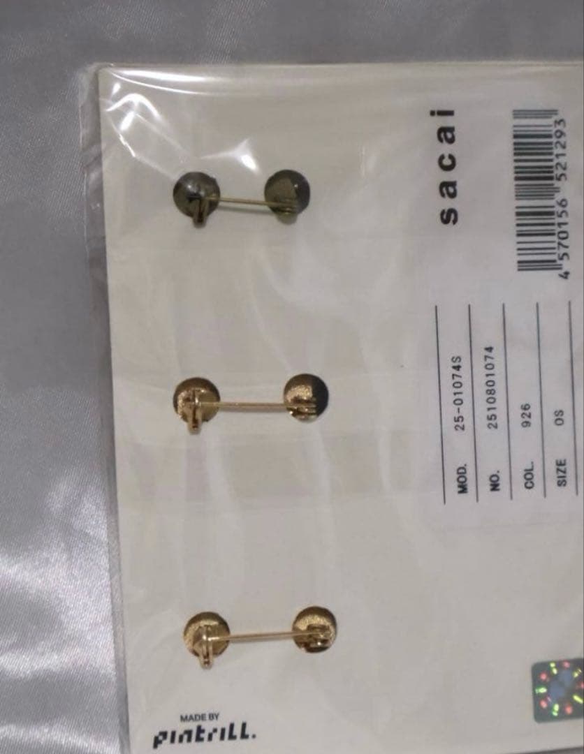 【sacai x levi's】サカイ　リーバイス　ピンズ　ゴールド