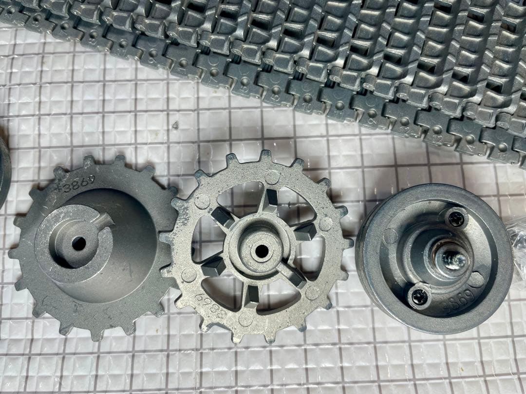 ヘンロン1\16 ヤークトパンサー&パンサーG純正金属履帯起動輪誘導輪