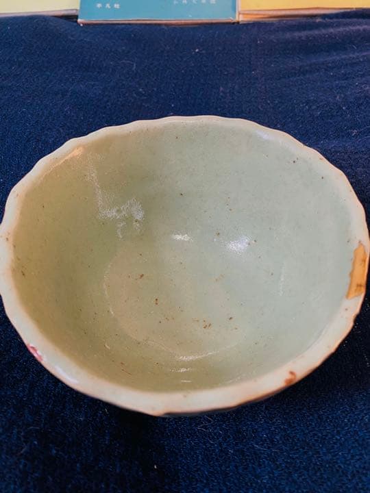 中国宋代龍泉窑葵口刻花碗、口沿有金修、