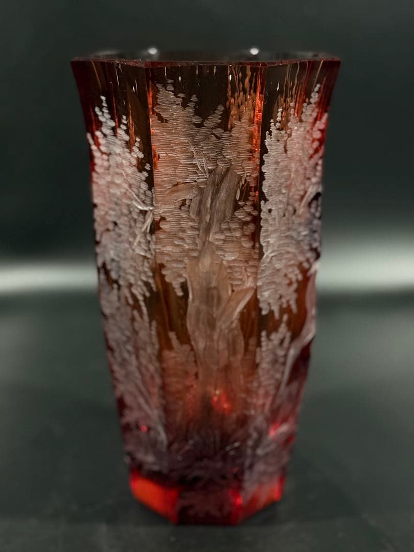 モーゼル クリスタル　赤色　鹿彫刻　八角形　花瓶