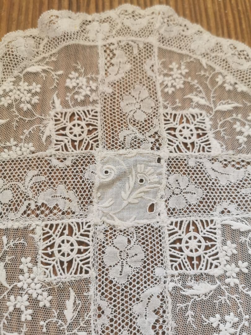 アンティーク ノルマンディーレースドイリー 十字架モチーフ パッチワーク 花刺繍