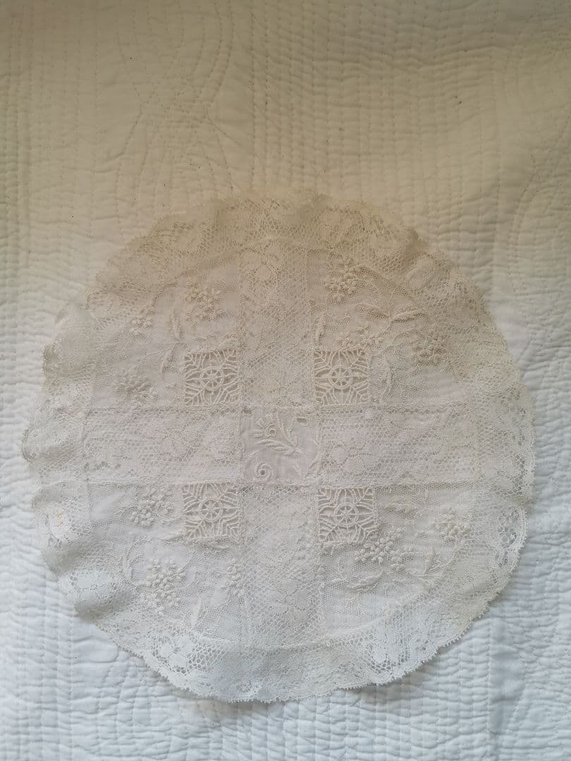 アンティーク ノルマンディーレースドイリー 十字架モチーフ パッチワーク 花刺繍