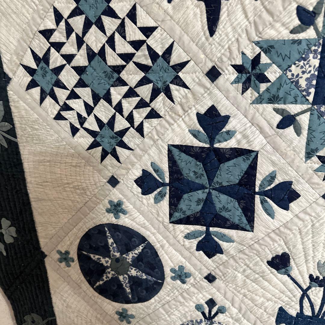 ハンドメイドパッチワークキルトのブルーのタペストリー