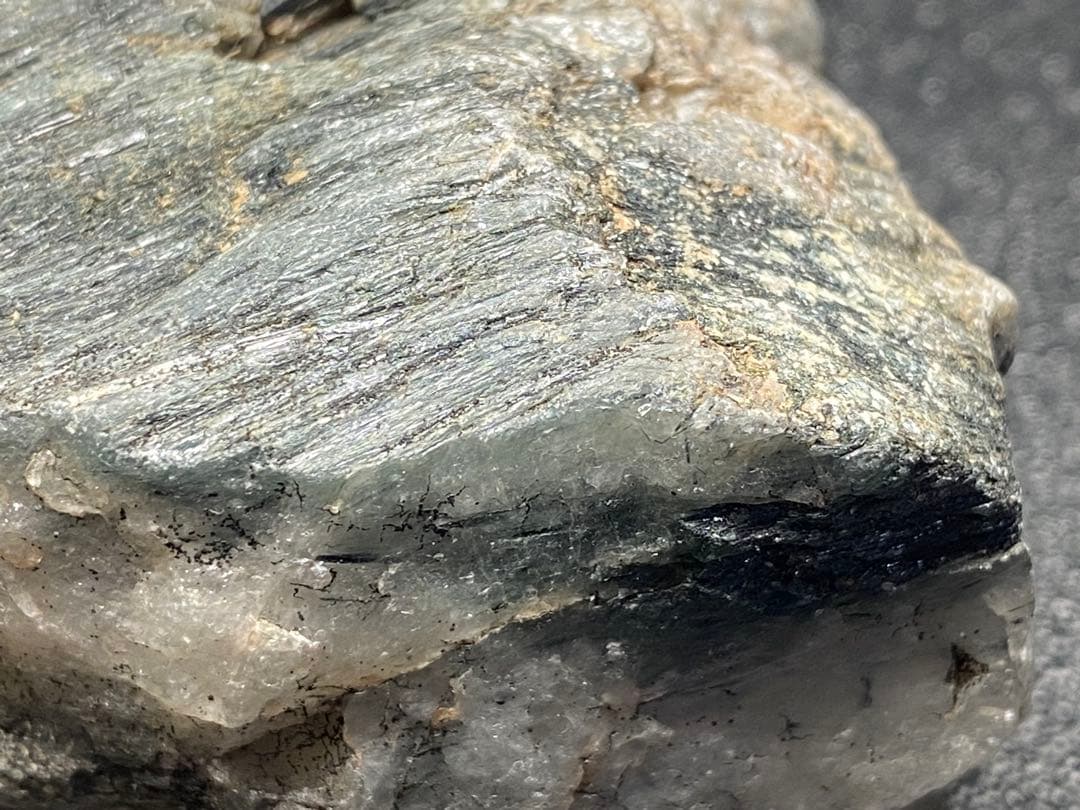 ザギ水晶　ザギマウンテンクォーツ リーベカイト　エジリン　228g