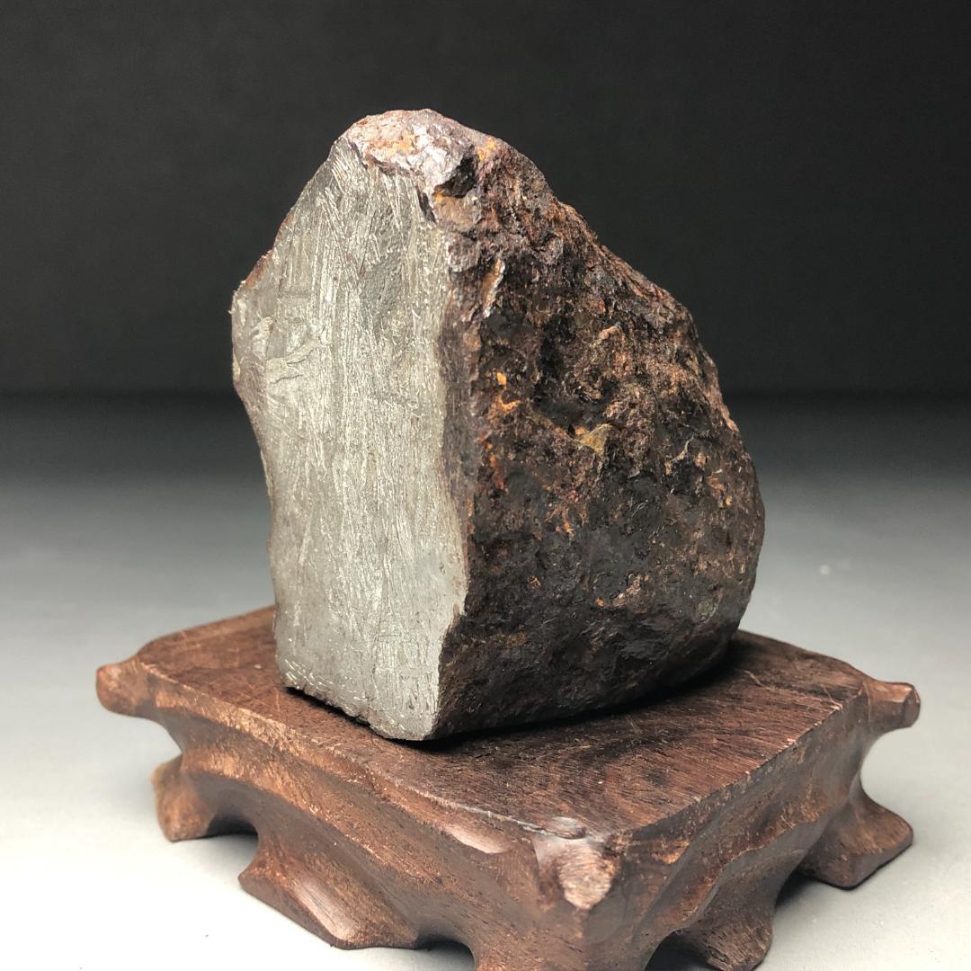 アルタイ隕石　大型隕石 鉄隕石　外皮付き隕石　ナチュラル　原石　重さ約833ｇ