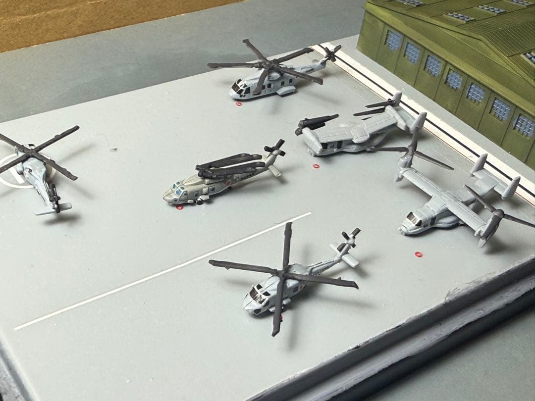 1/700 ヘリコプター6機と格納庫セット