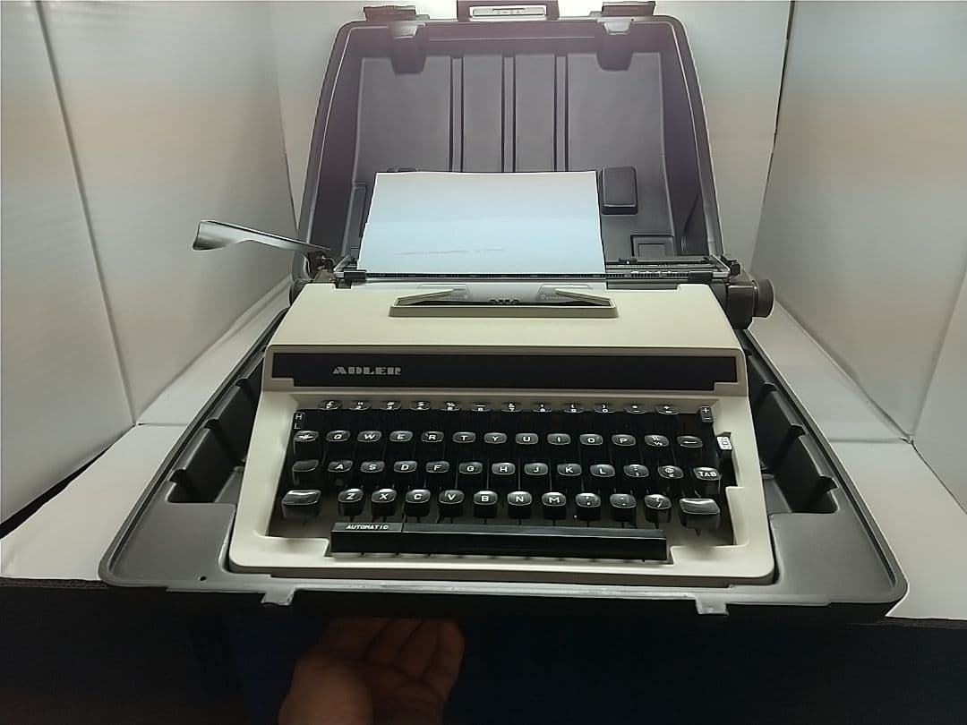 ADLER社製タイプライター Gabriele 12