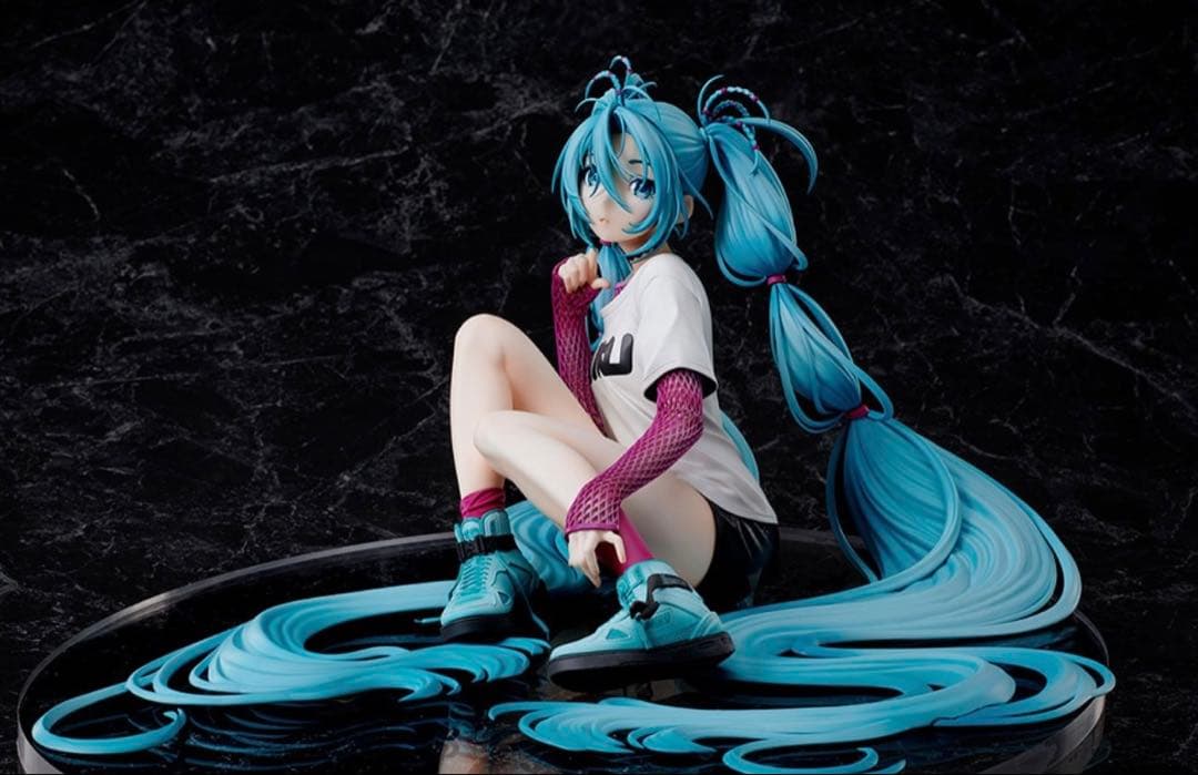 初音ミク×米山舞 The Latest Street Style “Cute”