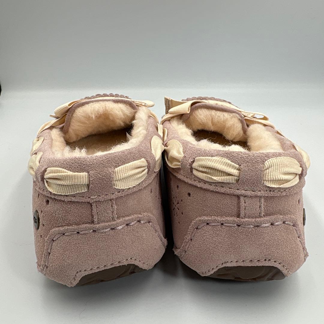 未使用✨UGG アグ　ピンク　スエード　リボン　モカシン パンチング　雪の結晶