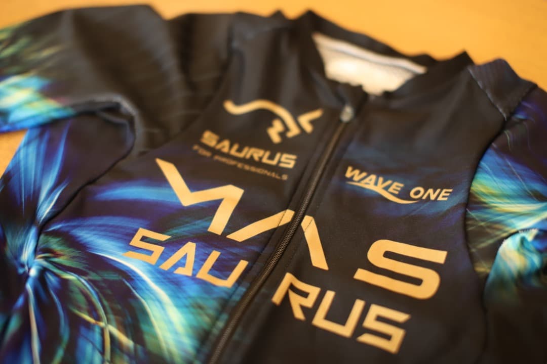 MAS X SAURUS WAVE ONE サイクルジャージ「マサ・高倉正善」