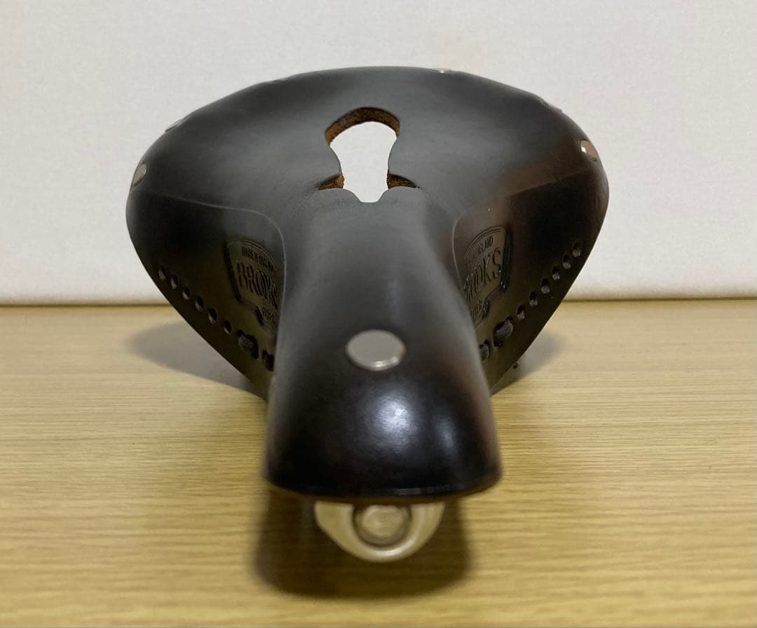 BROOKS FLYER CARVED BLACK レザーサドル