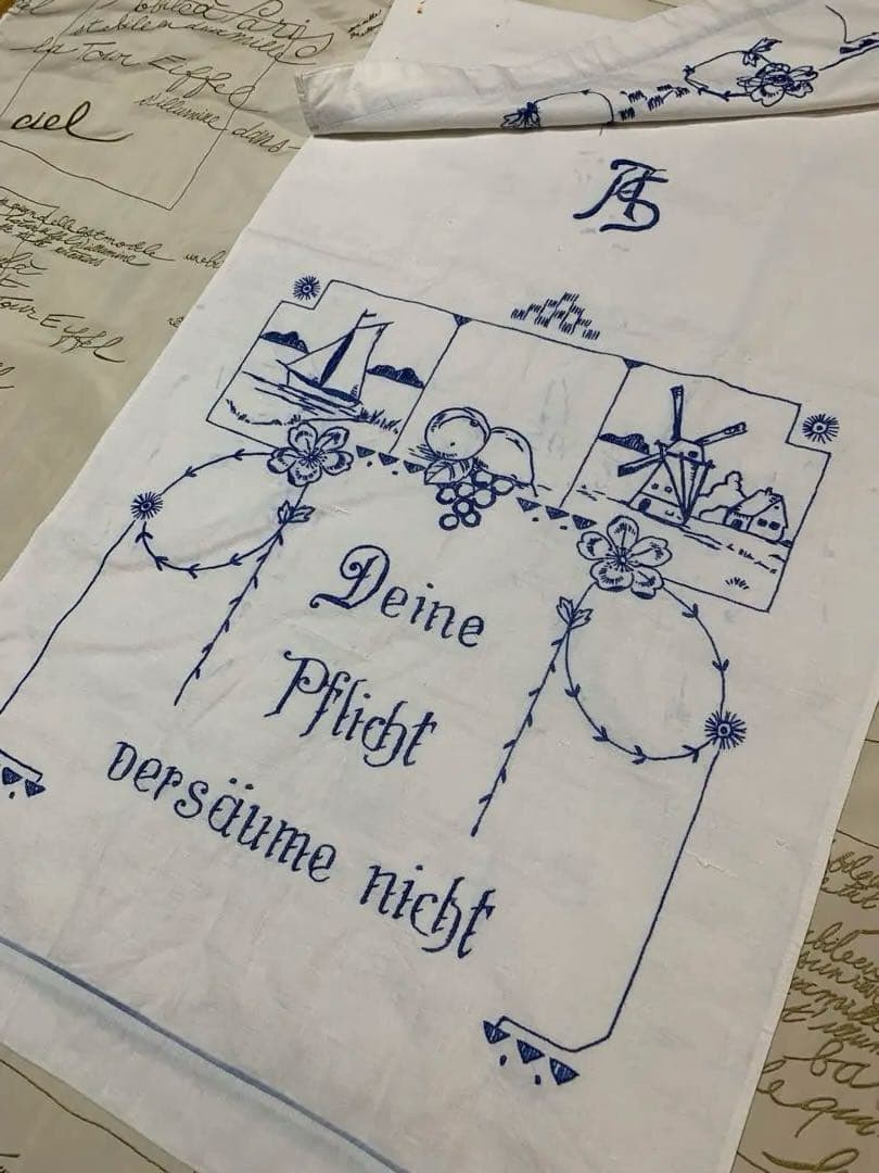 フランスアンティーク　レアなブルーの糸で風景と文字が刺繍されたカーテン！可愛い！