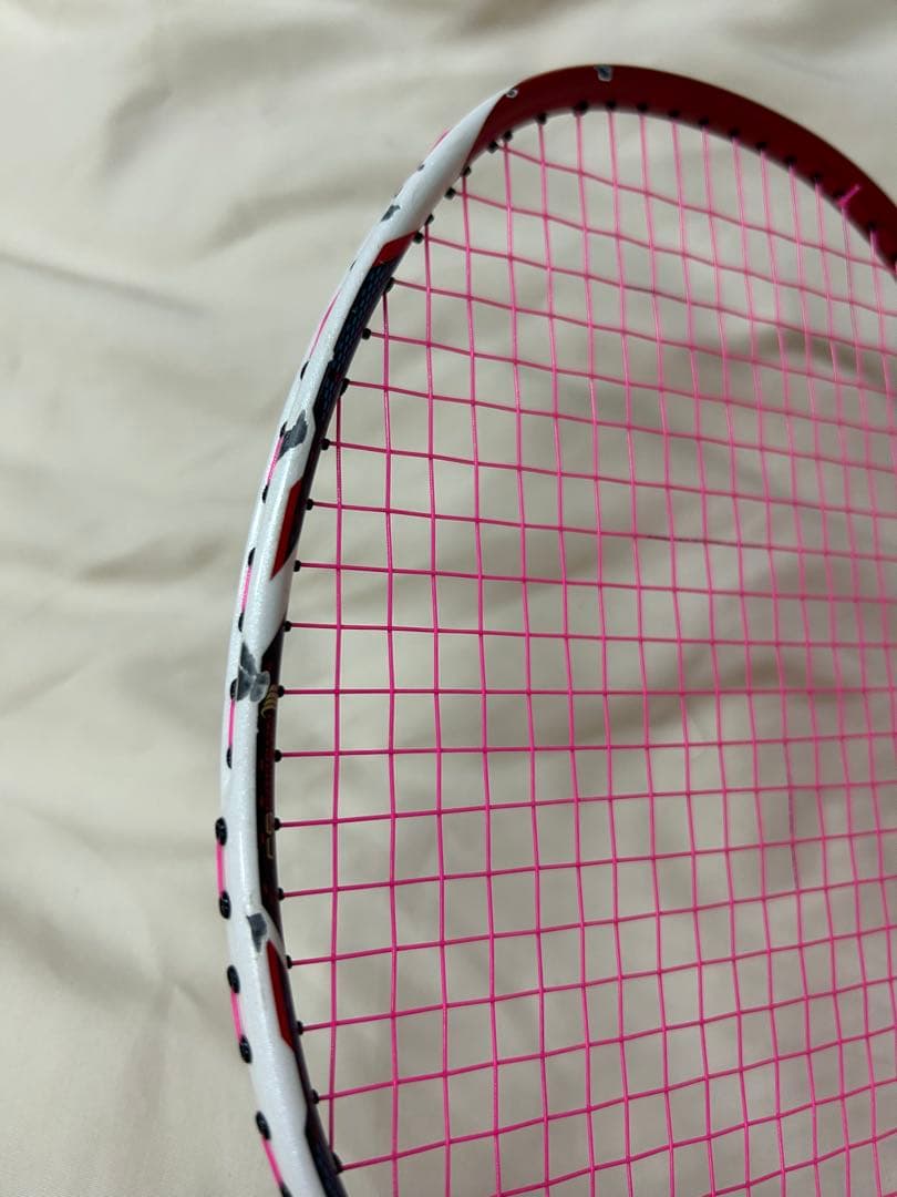 バドミントンラケット 赤　アークセイバー11