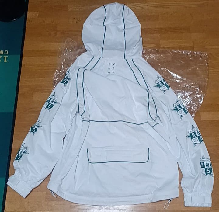 Russeluno ホワイト　ジップアップパーカー　サイズ4 新品　未使用