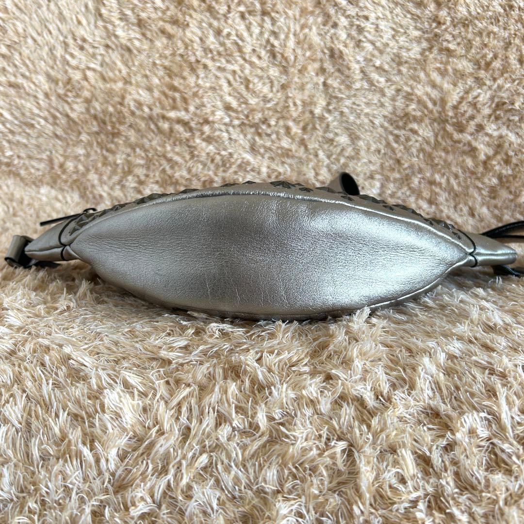 極美品✨ ジミーチュウ デリー スタースタッズ レザー ボディバッグ シルバー