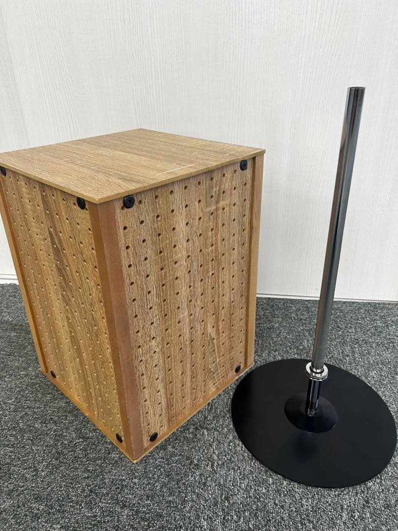 【美品】 卓上 4面回転 有孔パネル アクセサリースタンド 30本フック付き