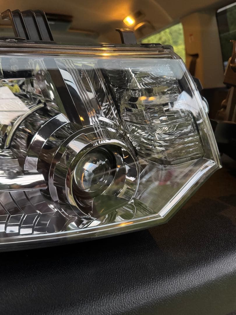 デリカ　D5 純正ヘッドライト　バラスト付き。 未使用。新車外し。