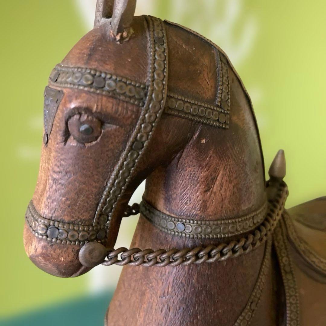 木製馬の彫刻 金属装飾付き
