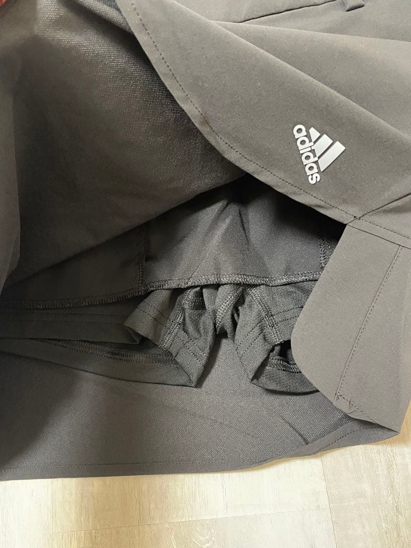 新品　Lサイズ　黒　アディダスゴルフ スリーストライプス サイドスリットスカート