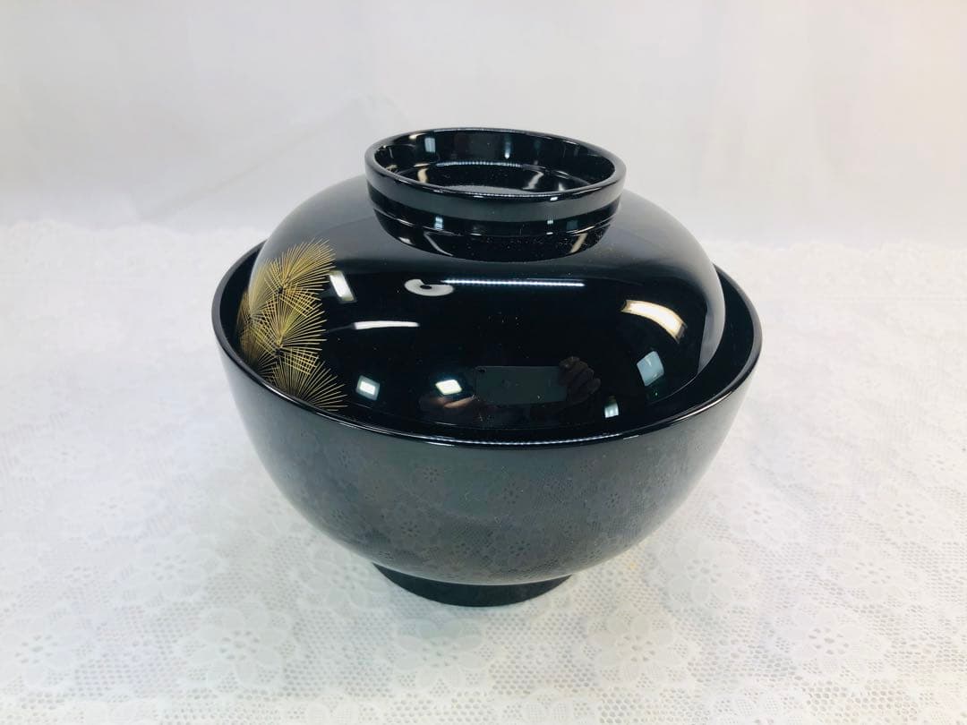 輪島塗　漆　なかたに　沈金　黒い蓋付き椀 金色の松の葉模様