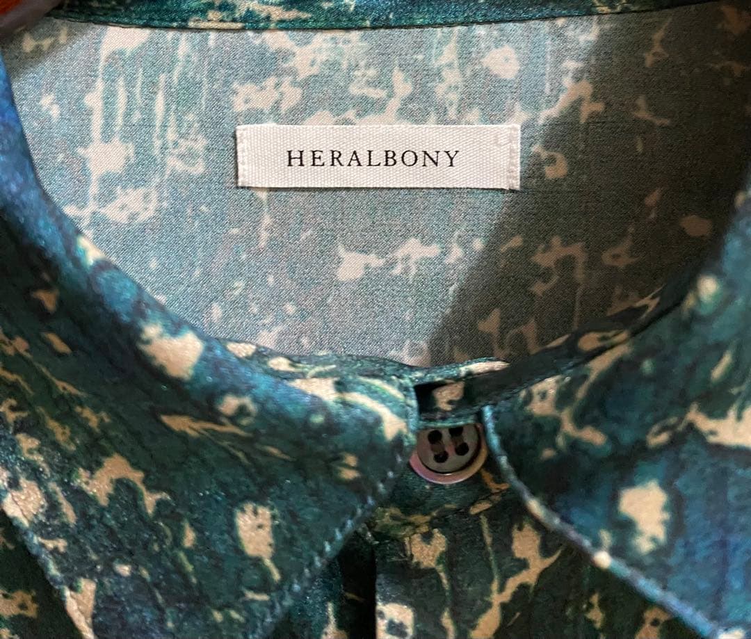 美品HERALBONY ヘラルボニーサテンシャツブラウス「こもれび」
