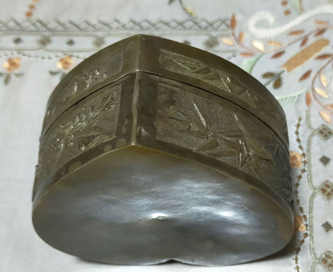 セール✨アンティーク金属細工古銅　花、竹、鳥紋浮彫　ハート型香合　小物入れ手作り