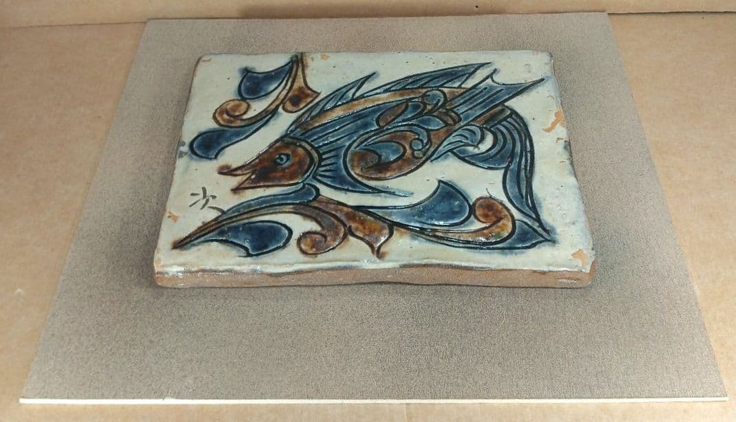 【本物保証】金城次郎 琉球陶器 壷屋焼笑魚紋陶額 出荷時紙箱 栞 人間国宝 壺屋