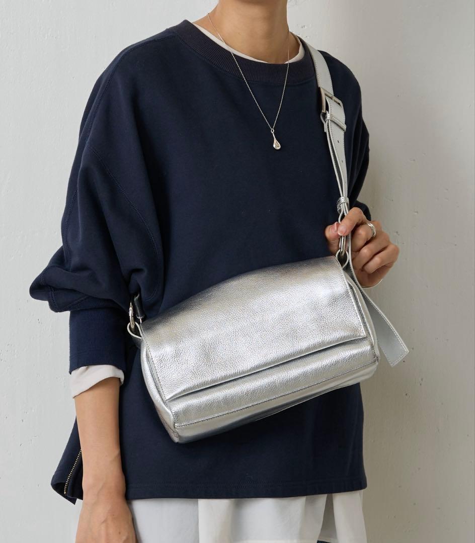 新品　BEARDSLEY ショルダーバッグ レザーボディバッグ 現行　シルバー