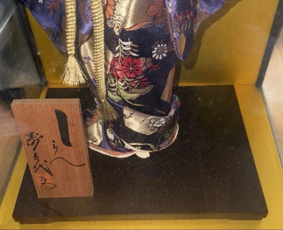 日本人形 伝統的な和服