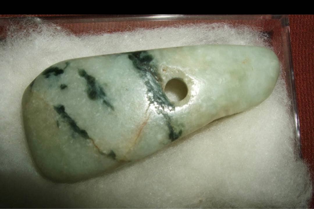 縄文時代　糸魚川翡翠大珠　出土品