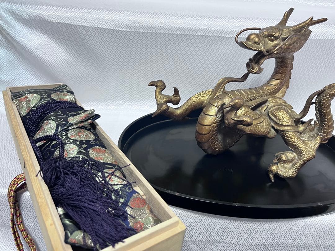 模造刀 短刀 糸巻き柄 と龍の置物セット