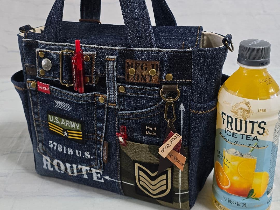 デニムリメイクトートバッグ ◆底板 ◆ショルダー紐 ◆ファスナー付き ◆ポーチ