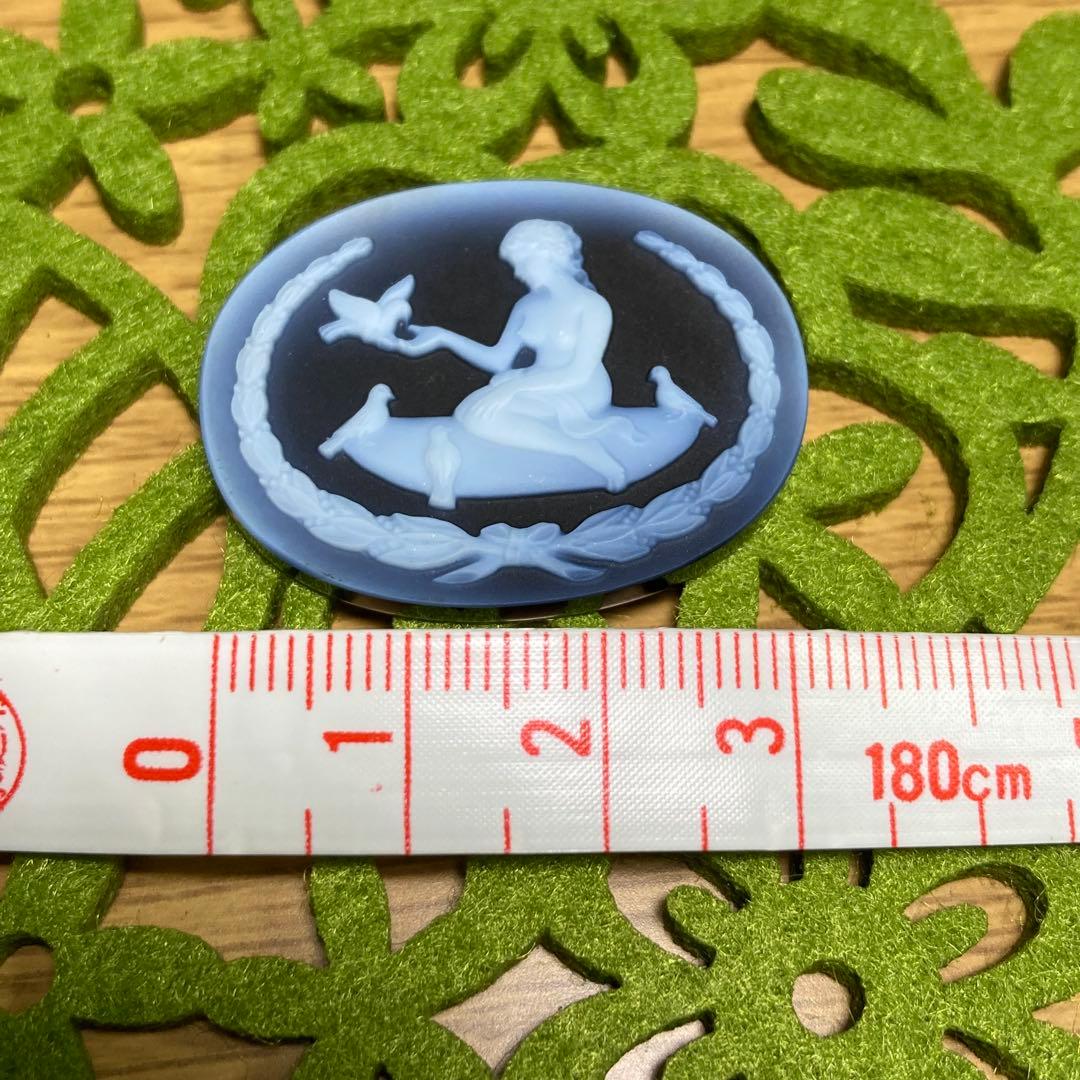 青色女性と鳥の彫刻ルース　ゲルバルドシュミット