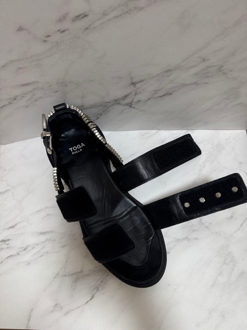 TOGA PULLA メタル装飾 ブラックサンダル