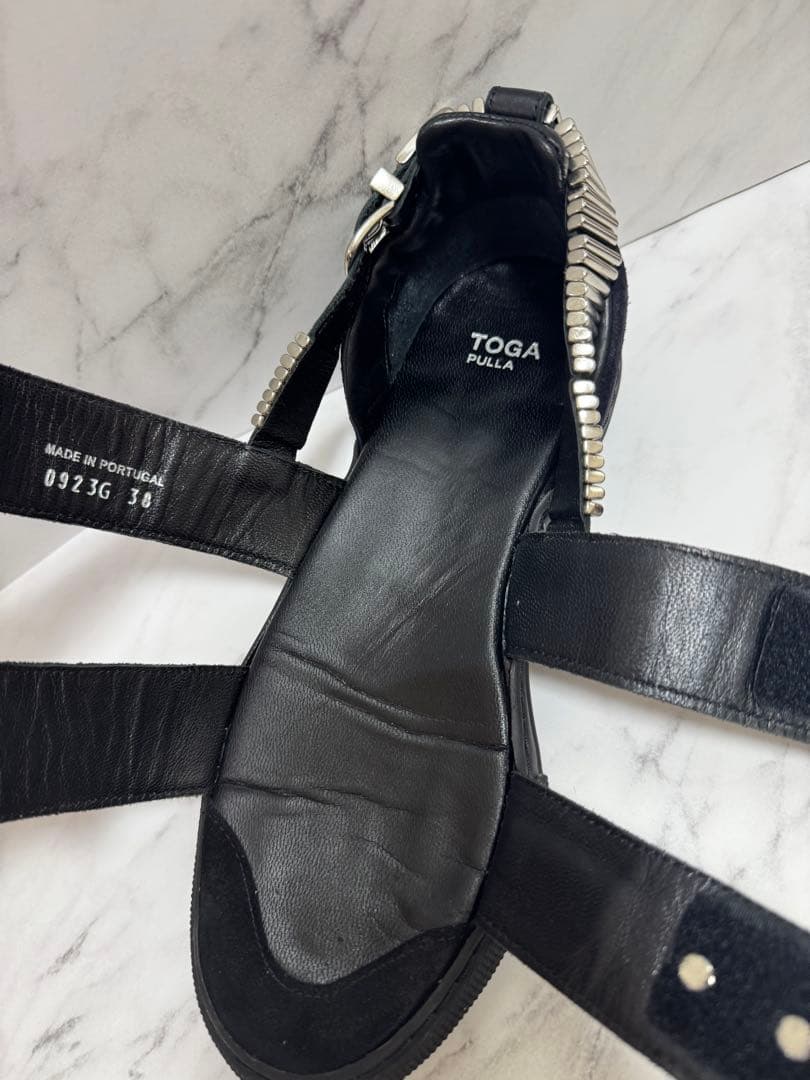TOGA PULLA メタル装飾 ブラックサンダル