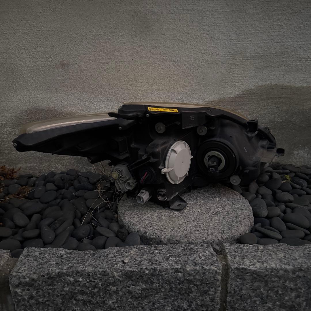 30プリウス　純正後期HIDヘッドライト