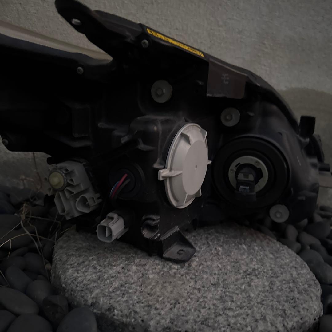 30プリウス　純正後期HIDヘッドライト