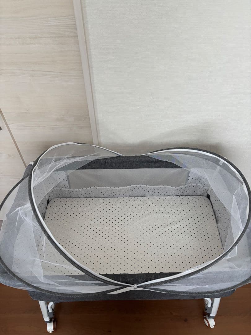 グレーのベビーベッド ネット付き