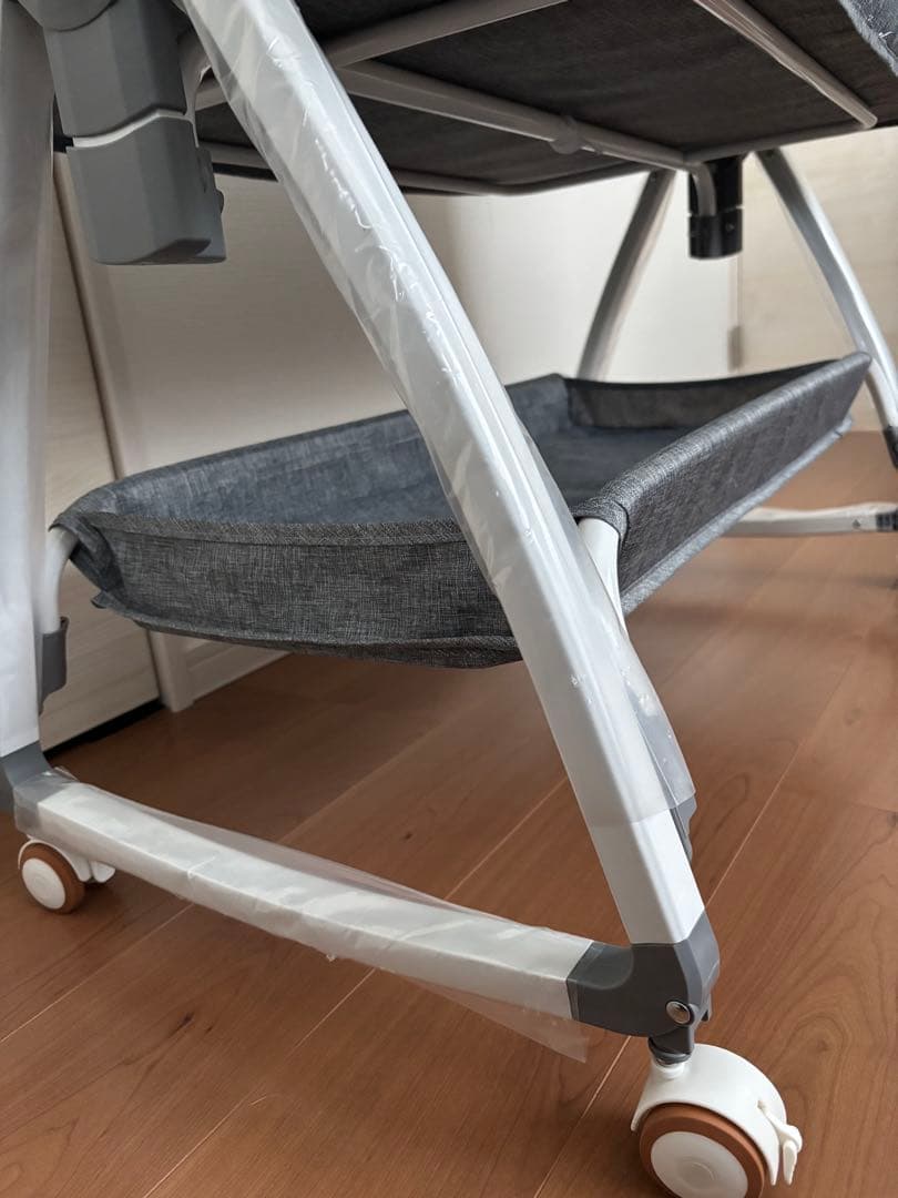 グレーのベビーベッド ネット付き