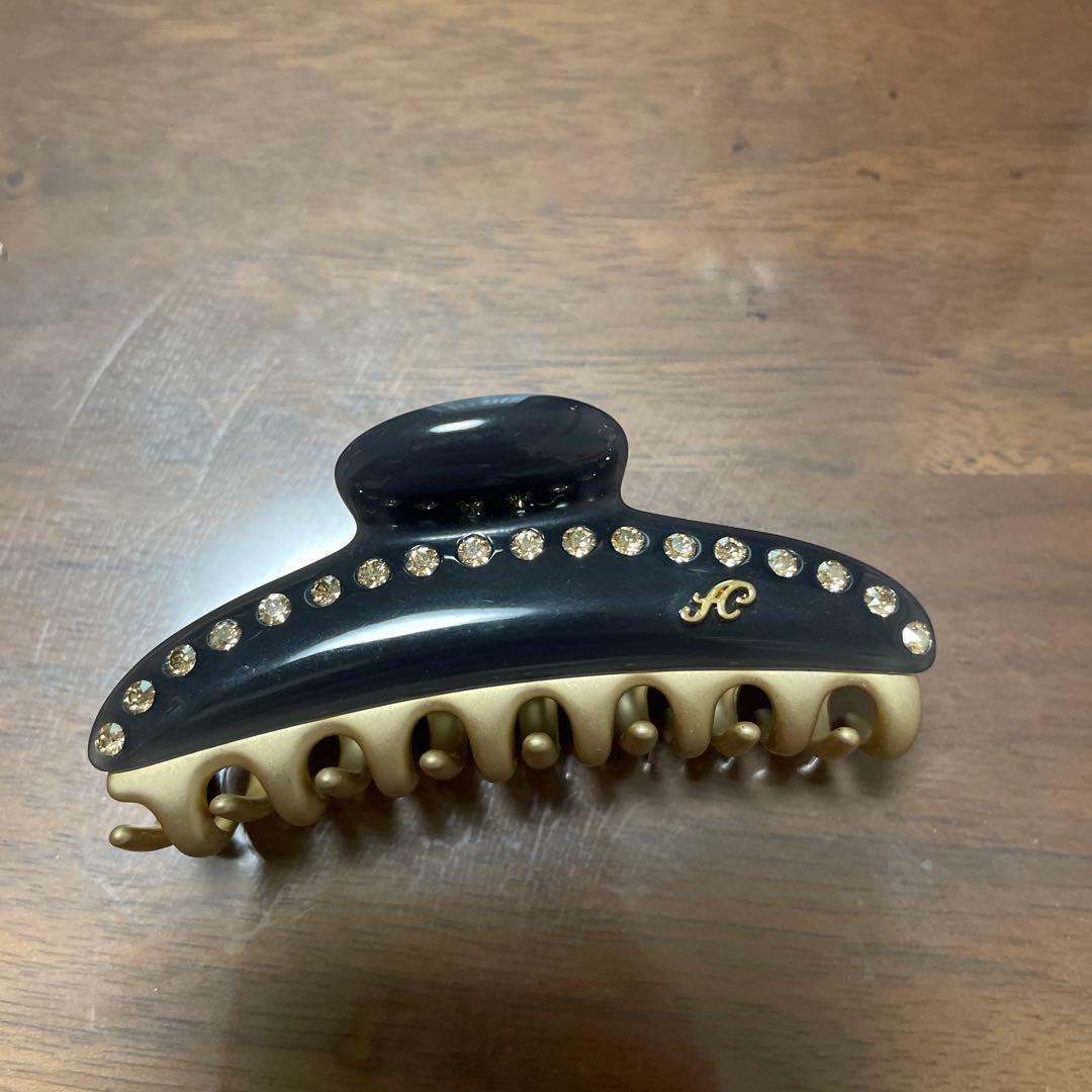 accaのネイビーとゴールドのヘアクリップ