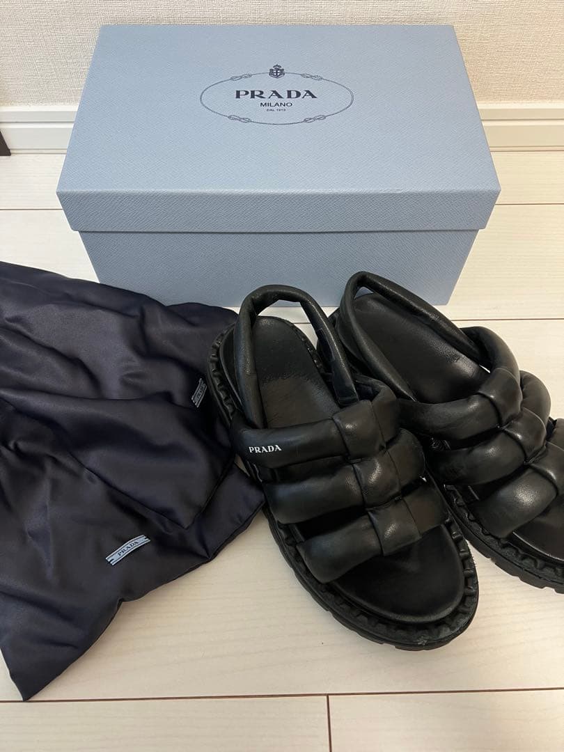 PRADA ブラックレザーサンダル